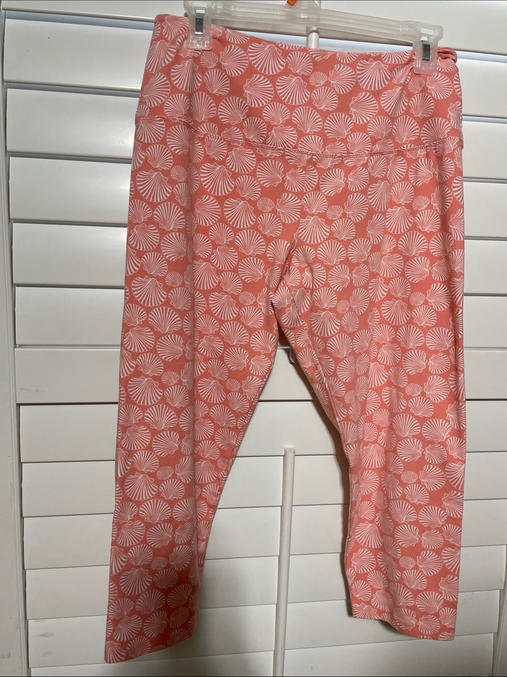Women's Coral Shell-Print Capri Leggings